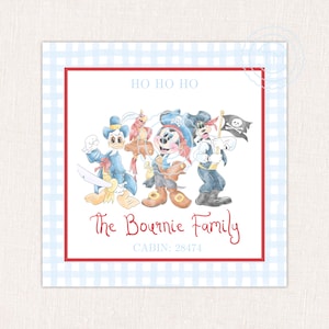 Könnte beinhalten: Ein blauer und weißer Gingham-Hintergrund mit rotem Rand. Innerhalb des Randes befindet sich ein Cartoon-Bild von Mickey Mouse, Donald Duck, Goofy und Pluto, die als Piraten verkleidet sind. Der Text "HO HO HO" befindet sich oben im Bild. Der Text "The Bournie Family" befindet sich in der Mitte des Bildes. Der Text "CABIN: 28474" befindet sich unten im Bild.