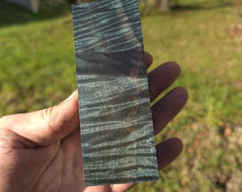 Stabilizowany blok Jade Green 5A Curly Maple do stosowania w produkcji noży, pierścionków, biżuterii, boxmod, penturningu i rzeźbieniu.