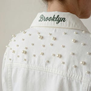 Giacca di jeans personalizzata color bianco perla, con nome ricamato sotto il colletto, giacca di jeans da sposa per la signora, regalo per ricevimento di nozze o addio al nubilato.