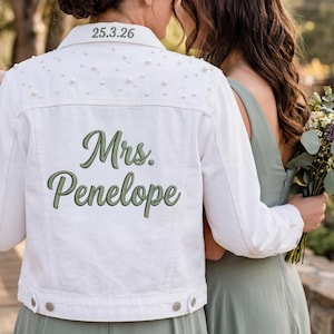 Giacca di jeans bianca personalizzata per la sposa, con nome e data ricamati su misura, giacca da sposa in denim con perle, coprispalle per matrimonio, idea regalo per la signora