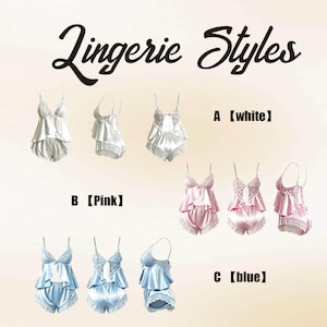 Pu&ograve; includere: Immagine con completi di lingerie in raso bianco, rosa e blu. Ogni completo include una camisole con finiture in pizzo e pantaloncini abbinati. Il testo "Lingerie Styles" &egrave; visualizzato in alto, con etichette di colore.