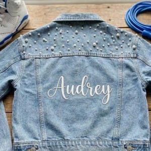 Giacca di jeans personalizzata con nome e perle, giacca di jeans con ricamo a scritta grande, abbigliamento sportivo streetwear personalizzato per ragazze, idea regalo di compleanno unica