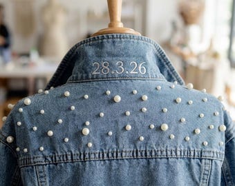 Chaqueta vaquera nupcial con perlas engastadas a mano, bordado de fecha personalizado único, chaqueta vaquera de boda estética, regalo de compromiso personalizado para ella.