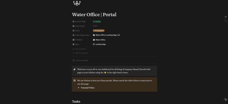 Op de afbeelding: Een donkergrijs computerscherm met de tekst "Water Office | Portal" bovenaan. Het scherm toont een lijst met opties aan de linkerkant en een welkomstbericht aan de rechterkant. Het welkomstbericht luidt: "Welkom bij uw alles-in-&eacute;&eacute;n dashboard voor alles wat met Company Name te maken heeft! Voeg deze pagina toe aan uw zijbalk met behulp van de ster in de rechterhoek."