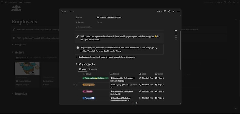 Op de afbeelding: Een dashboard met een donker thema met een welkomstbericht en een lijst met projecten. De projecten zijn ingedeeld in de categorie&euml;n "Open", "In uitvoering", "Gekwalificeerd" en "Voorstel". Elk project heeft een titel, een beschrijving, een verkoopkanaal en een eigenaar.