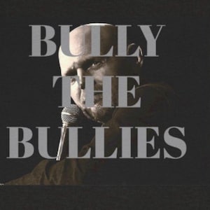 Może przedstawiać: Zdjęcie w odcieniach sepii przedstawiające mężczyznę trzymającego mikrofon, z napisem "BULLY THE BULLIES" w pogrubionej czcionce. Twarz mężczyzny jest częściowo widoczna, z skupionym wyrazem twarzy, na ciemnym tle.