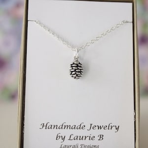 Collana con ciondolo a forma di pigna minuscola, regalo di amicizia, argento sterling, regalo per la migliore amica, ciondolo a forma di pigna minuscola, biglietto di ringraziamento, natura, ciondolo ad albero