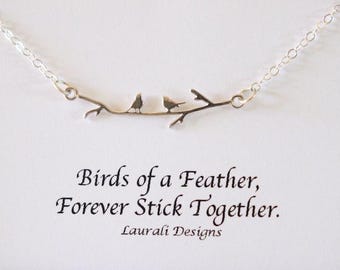 Kleine ketting met vogels aan een tak • Sterlingzilveren vogelhanger • Sierlijke natuursieraden voor vrouwen • Minimalistisch cadeau voor haar winterkoninkje