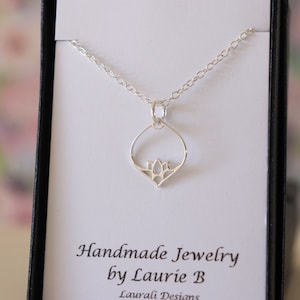 Collier avec breloques lotus, cadeau de l'amitié, argent sterling, cadeau bestie, lotus, carte de remerciement, nature, lotus argenté délicat, yoga, pilates