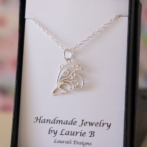 Collana in argento con delfino, collana con ciondolo con delfino e onde, regalo di amicizia, argento sterling, regalo dell'oceano, ciondolo delicato della natura,