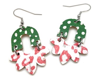 Orecchini ad arco e a forma di conchiglia, in pelle invecchiata, sughero su pelle, rossi e verdi, Natale, festività, orecchini leggeri di piccole dimensioni, in saldo