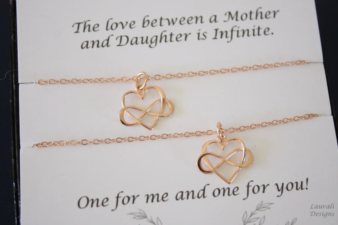 Collana Con Ciondolo Cuore Infinito PLITI Per Figlia Acquisita: Regalo Speciale Con Incisione "Alla Mia Bella Bonus Figlia". Gioiello In Rame Senza Nichel.
