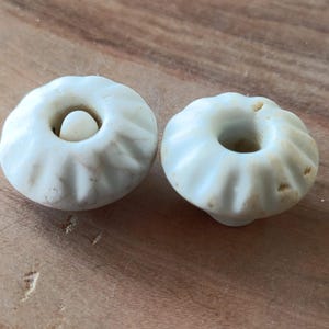 Pomelli in porcellana, Beach trovati in Grecia