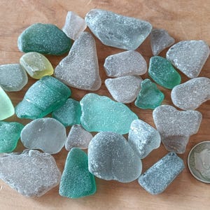 Echtes graues und türkises Seeglas, Echtes Seeglas, Surf getrommeltes Seeglas aus Griechenland