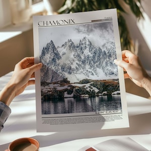 Może przedstawiać: Wydruk przedstawiający ośnieżony łańcuch g&oacute;rski z napisem "CHAMONIX" u g&oacute;ry. Wydruk zawiera r&oacute;wnież wsp&oacute;łrzędne 6.8694&deg; E 45.9237&deg; N oraz słowo "France".