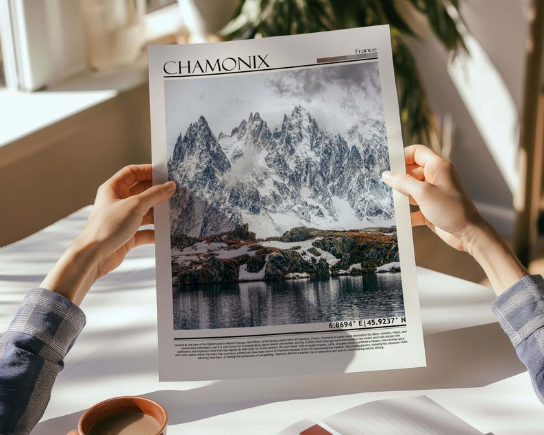 Może przedstawiać: Wydruk przedstawiający ośnieżony łańcuch g&oacute;rski z napisem "CHAMONIX" u g&oacute;ry. Wydruk zawiera r&oacute;wnież wsp&oacute;łrzędne 6.8694&deg; E 45.9237&deg; N oraz słowo "France".