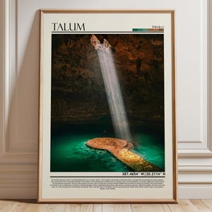 Puede incluir: Impresión enmarcada con una fotografía de un cenote en Tulum, México. Un rayo de luz ilumina el agua turquesa. La palabra "TALUM" está en la parte superior, con coordenadas en la parte inferior. La impresión está en un marco de madera.