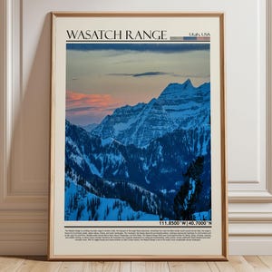 Könnte beinhalten: Ein gerahmter vertikaler Wandkunstdruck mit dem Titel WASATCH RANGE, Utah, USA. Das Bild zeigt eine schneebedeckte Berglandschaft in der Abenddämmerung mit Blautönen und einem rosa Sonnenuntergangshimmel. Der Druck enthält Koordinaten und Text.