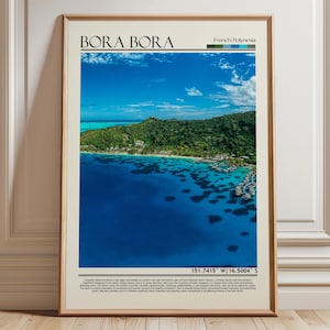 Könnte beinhalten: Ein gerahmtes Reiseplakat von Bora Bora, Französisch-Polynesien. Das Bild zeigt einen lebendigen blauen Ozean, eine üppig grüne Insel und einen klaren Himmel. Der Text oben lautet "Bora Bora" und "Französisch-Polynesien". Koordinaten sind unten aufgeführt.