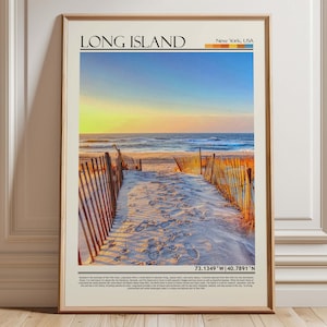 Peut inclure: Impression encadrée d'une plage de Long Island, New York. Un sentier sablonneux bordé de clôtures en bois mène à l'océan. Le ciel passe du jaune au bleu. Le texte "LONG ISLAND" est visible en haut.