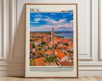 Może przedstawiać: Oprawiony wydruk z Brac, Chorwacja, przedstawiający nadmorskie miasteczko z czerwonymi dachówkami, wysoką wieżą kościelną i błękitnym niebem z chmurami. Wydruk zawiera tekst "BRAC" i "Croatia".