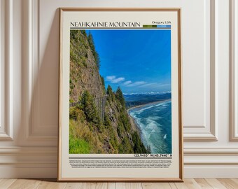 Könnte beinhalten: Gerahmter Druck mit einer malerischen Ansicht des Neahkahnie Mountain in Oregon, USA. Das Bild zeigt eine zerklüftete Klippe mit üppigem Grün, blauem Himmel und dem Pazifik. Der Druck enthält den Namen des Berges und die Koordinaten.