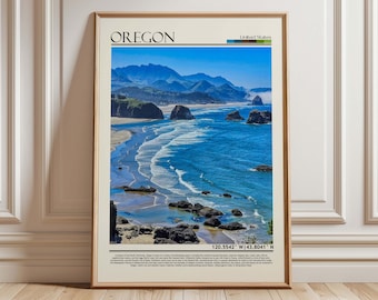 Könnte beinhalten: Gerahmter Druck mit einer malerischen Ansicht der Küste von Oregon. Das Bild zeigt einen blauen Ozean mit Wellen, Felsformationen und einem Sandstrand unter einem klaren Himmel. Das Wort "OREGON" steht oben, mit "United States" darüber.