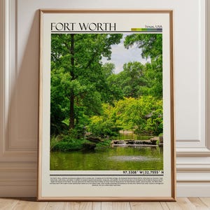 Op de afbeelding: Ingelijste print met een serene landschap van Fort Worth, Texas. De afbeelding toont weelderige groene bomen, een rustige vijver en een kleine waterval. De print bevat de stadsnaam en coördinaten bovenaan en onderaan, in een minimalistische stijl.