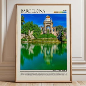 Może przedstawiać: Oprawiony wydruk przedstawiający malowniczy widok na Barcelonę w Hiszpanii, z dużą fontanną i basenem odbijającym. Obraz ma niebieskie niebo, zielone drzewa i słowo "Barcelona" na górze.