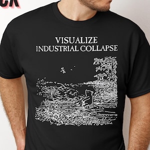 Peut inclure: T-shirt noir avec un motif blanc représentant un ours et une libellule. Le texte "VISUALIZE INDUSTRIAL COLLAPSE" est imprimé au-dessus du motif.