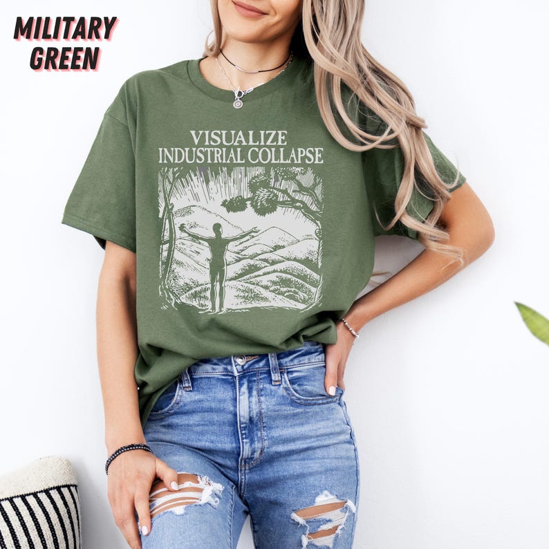 Peut inclure: Un t-shirt vert avec le texte "Visualize Industrial Collapse" et un dessin d'une personne avec les bras tendus devant une cha&icirc;ne de montagnes.