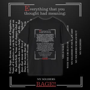 Puede incluir: Una camiseta negra con texto blanco que dice "Todo lo que pensaste que tenía sentido: Toda esperanza, sueño o momento de felicidad. Nada de eso importa mientras yaces sangrando en el campo de batalla. Nada de eso cambia lo que una roca a toda velocidad le hace a un cuerpo. ¿Significa eso que nuestras vidas no tienen sentido?" El texto está en un cuadro con un borde blanco. Debajo del cuadro, el texto dice "Mis soldados ¡Furia!!"