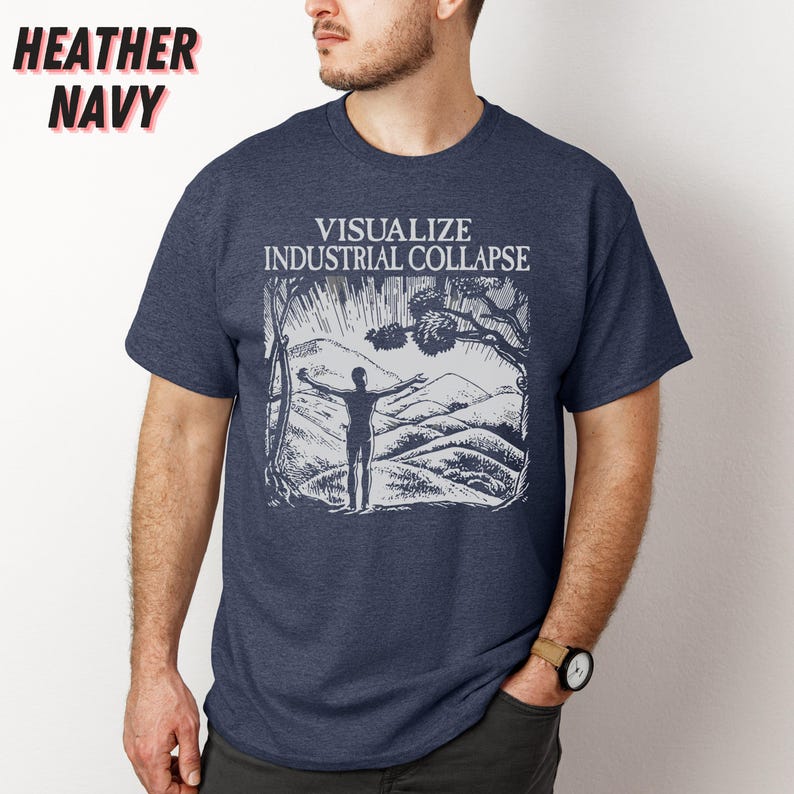 Peut inclure: Un t-shirt bleu marine chin&eacute; avec un imprim&eacute; graphique blanc d'une personne debout, les bras tendus devant une cha&icirc;ne de montagnes. Le texte "VISUALIZE INDUSTRIAL COLLAPSE" est imprim&eacute; au-dessus du graphique.