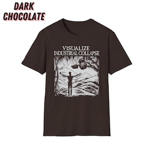 Peut inclure: Un t-shirt marron fonc&eacute; avec un imprim&eacute; graphique blanc d'une personne les bras tendus debout devant une cha&icirc;ne de montagnes. Le texte "VISUALIZE INDUSTRIAL COLLAPSE" est imprim&eacute; au-dessus du graphique.