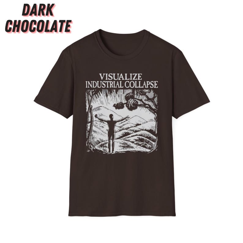 Peut inclure: Un t-shirt marron fonc&eacute; avec un imprim&eacute; graphique blanc d'une personne les bras tendus debout devant une cha&icirc;ne de montagnes. Le texte "VISUALIZE INDUSTRIAL COLLAPSE" est imprim&eacute; au-dessus du graphique.
