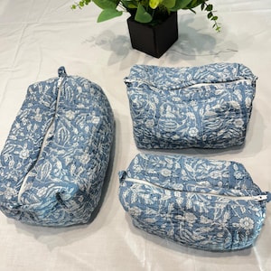 3 個セットのコットン コスメティック バッグ、花柄ハンドメイド コットン コスメティック ポーチ、キルティング ジッパー付きポーチ - ブルー ボタニカル プリント。