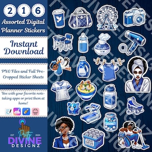 Pode incluir: Um conjunto de 216 adesivos digitais para planejadores com várias ilustrações em azul e branco. Os adesivos incluem um passarinho bebê, uma bolsa, uma roda gigante, uma câmera, uma mesa, uma garrafa, um umidificador, um secador de cabelo, detergente, um varal, uma mulher com um roupão, uma tigela de comida, uma garrafa de água, um cofrinho, uma esteira, um pote de moedas, um aspirador de pó, uma mulher com um terno e uma caixa de latas. O texto "Download instantâneo" e "Arquivos PNG e folhas de adesivos pré-cortados" também está incluído na imagem.