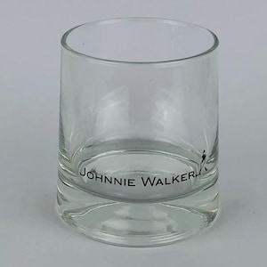Puede incluir: Un vaso de vidrio transparente con las palabras "JOHNNIE WALKER" impresas en la parte inferior.