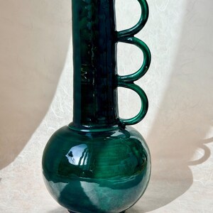 Jarrón de cerámica con tres asas color esmeralda / Cerámica verde hecha a mano / Decoración moderna y orgánica para el hogar