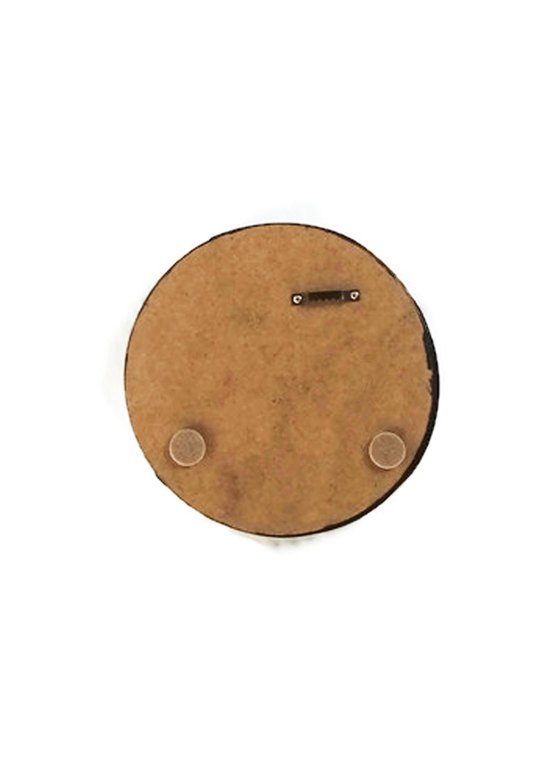 K&ouml;nnte beinhalten: Runde Wandkunst aus Holz, von hinten betrachtet. Die braune Oberfl&auml;che hat einen schwarzen Rand. Mit S&auml;gezahnaufh&auml;nger und zwei kleinen, kreisf&ouml;rmigen Pads zum Schutz der Wand.