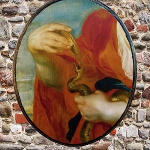 Op de afbeelding: Een schilderij van een persoon die vloeistof uit een gouden beker in de bek van een slang giet. De persoon draagt een rode mantel en heeft een hand uitgestoken naar de slang. De slang is om een staf gewikkeld.