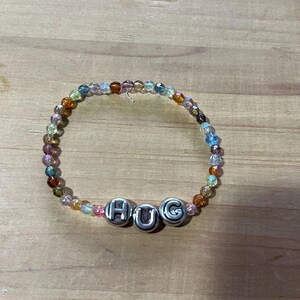 Pulseira de contas multicoloridas HUG com letras elásticas e imitação de cristal com linda bolsa de presente de coruja, para ela, pulseira divertida e brilhante nas cores do arco-íris