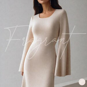 K&ouml;nnte beinhalten: Ein lang&auml;rmeliges, cremefarbenes Kleid mit einem figurbetonten Oberteil und einem flie&szlig;enden, glockenf&ouml;rmigen Rock. Das Kleid hat einen runden Ausschnitt und lange &Auml;rmel, die an den Schultern eng anliegen und sich zu einer Glockenform an den Handgelenken erweitern.