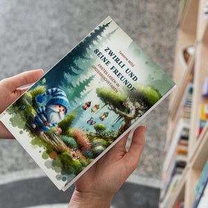 Könnte beinhalten: Buchcover mit einer fantastischen Illustration eines Zwergs in blauem Hut und Mantel, in einer Waldszene mit Laternen und Schmetterlingen. Der Titel lautet "Zwirli und seine Freunde" von Yvonne Wild.