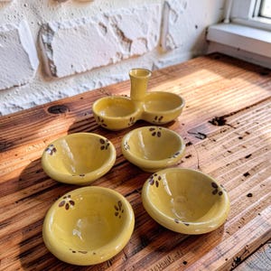 Vintage handgjorda senapsgula dippskålar, set med 5, handmålade kryddskålar i folklig keramik