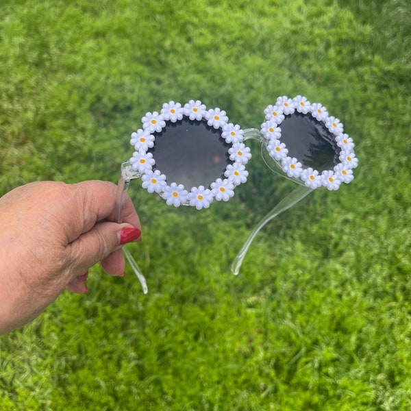 Adult Women Daisy Sunglasses, Flower White Sunglasses, Bride Gift, Bridesmaid Gift, Bachelorette party Favor, Gift For Her, Retro