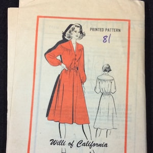 Puede incluir: Un patrón de costura vintage para un vestido, con una mujer con un vestido rojo y una mujer con un vestido blanco. El patrón está etiquetado como "Willi of California, Prominent Designer, M 477 - SIZE 8".