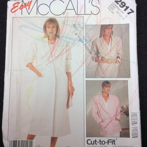 Puede incluir: Patrón de costura McCall's con diseños de abrigo y chaqueta. El patrón muestra un abrigo blanco y una chaqueta rosa. El patrón es de The Woman's Day Collection. Tallas 12-16.