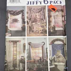 Puede incluir: Un paquete de patrones Simplicity etiquetado como "Abbie's Jiffy 6 Pack". El paquete presenta seis diseños de cortinas de ventana con varios cortinajes florales y estampados. El paquete es blanco con texto negro y una pegatina roja.