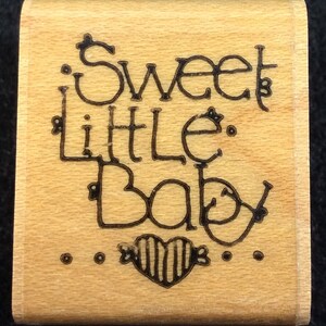 Sello de goma montado en madera Sweet Little Baby de DOTS